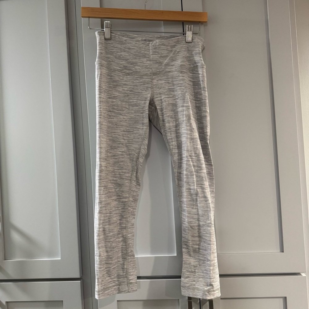 Lululemon Crop Leggings‎ Size 4 Wee are from space gray athleisure athletic gym